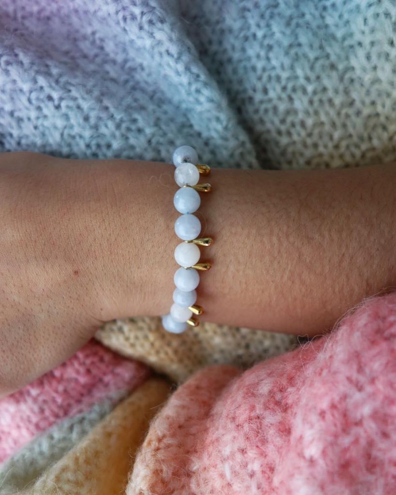 Bracelet féminin sur mesure 🌸 : aigue-marine 💙 et de pierre de lune 🤍