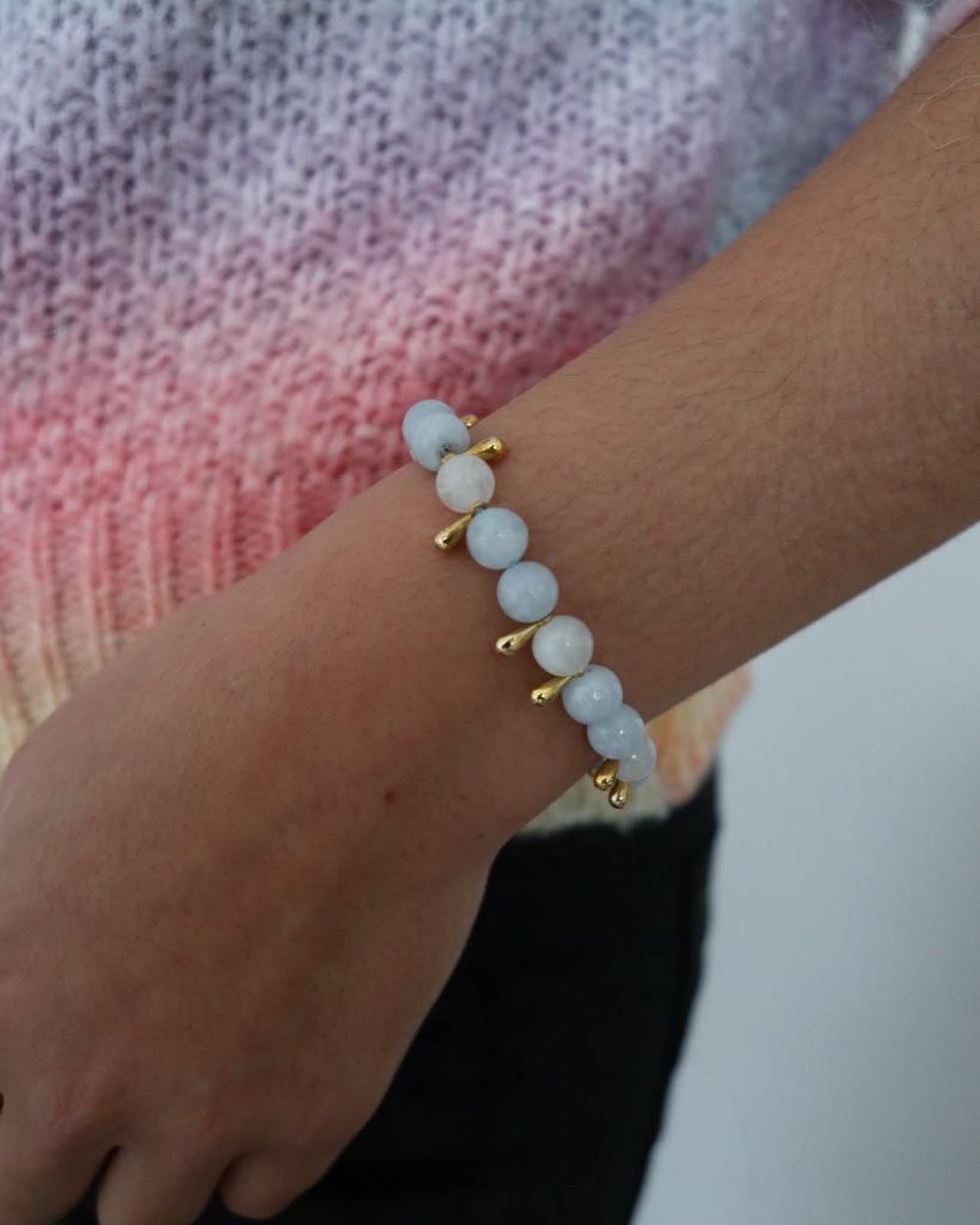Bracelet féminin sur mesure 🌸 : aigue-marine 💙 et de pierre de lune 🤍