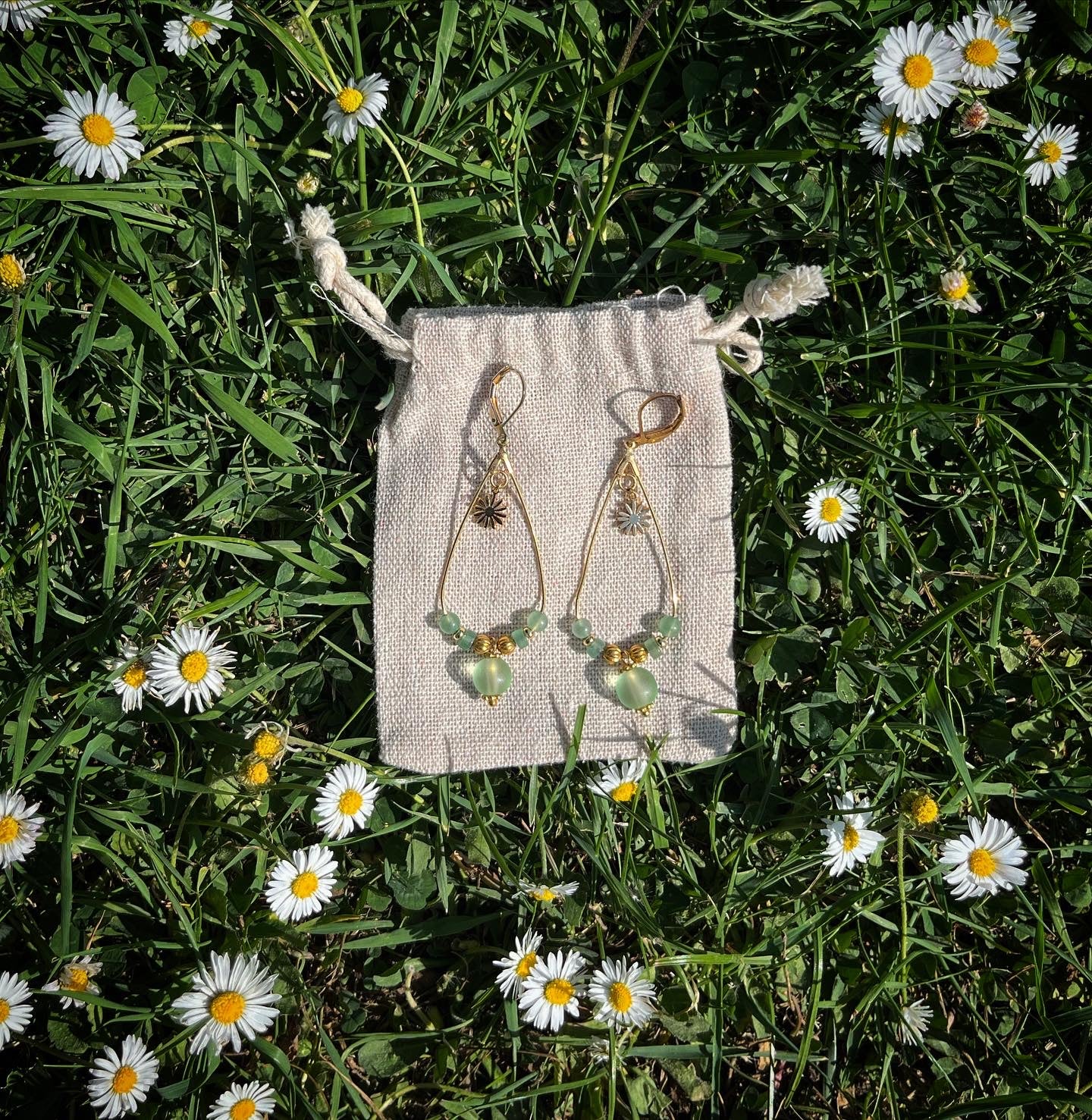 boucles d’oreilles larmes d’Aphrodite en aventurine/pâquerette 🌼💚.