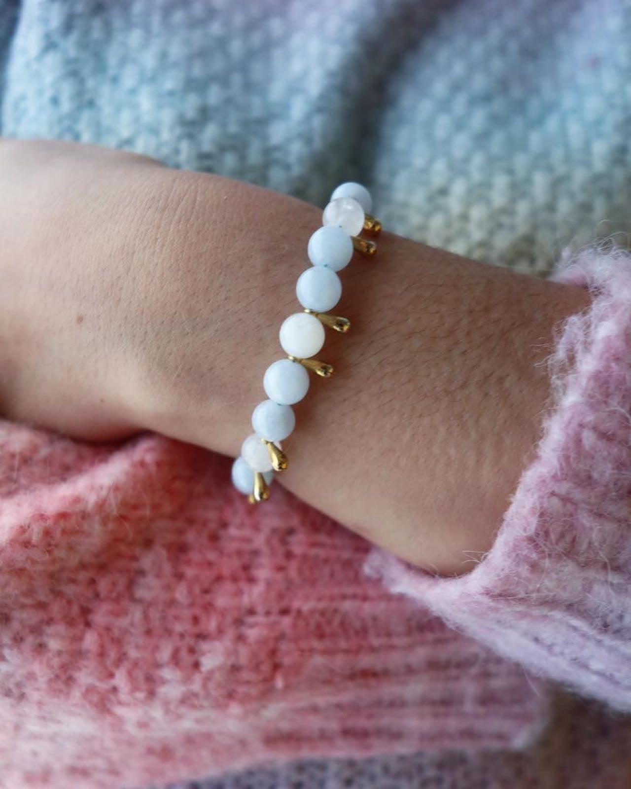 Bracelet féminin sur mesure 🌸 : aigue-marine 💙 et de pierre de lune 🤍