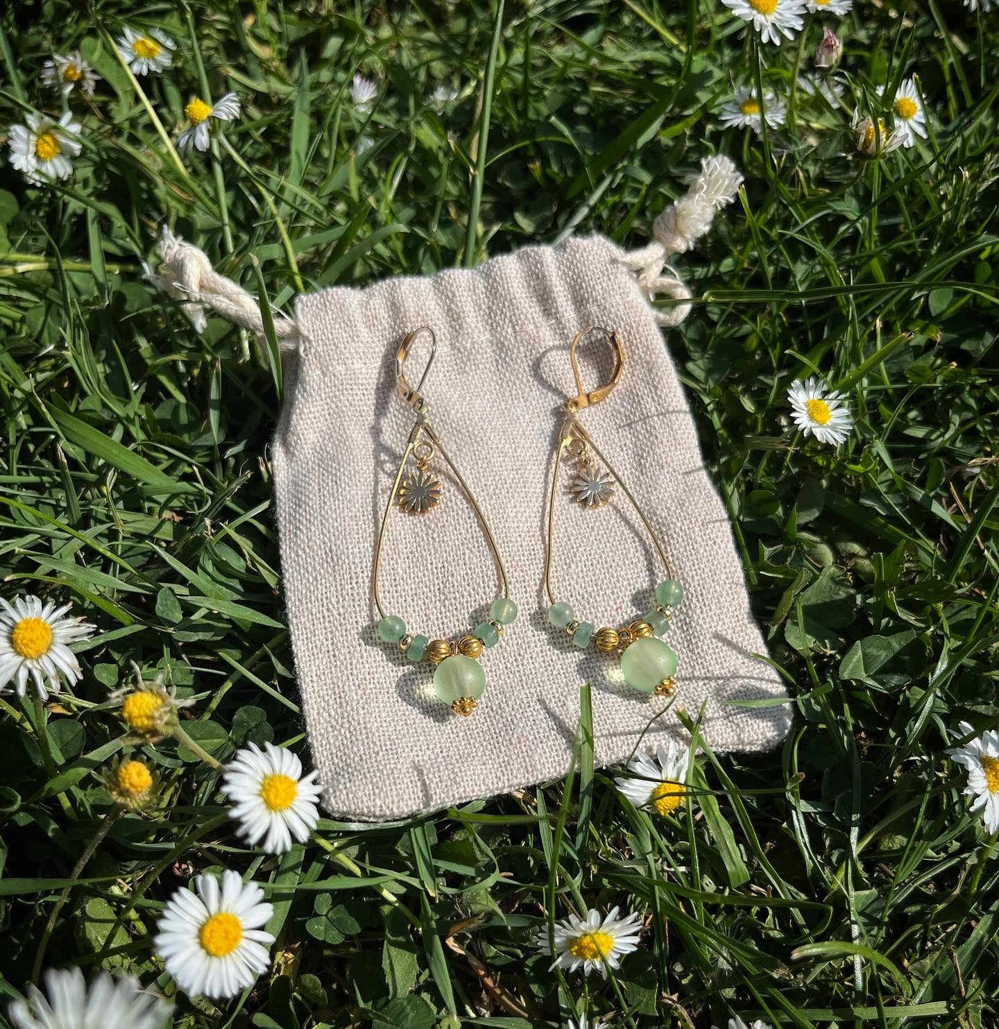 boucles d’oreilles larmes d’Aphrodite en aventurine/pâquerette 🌼💚.