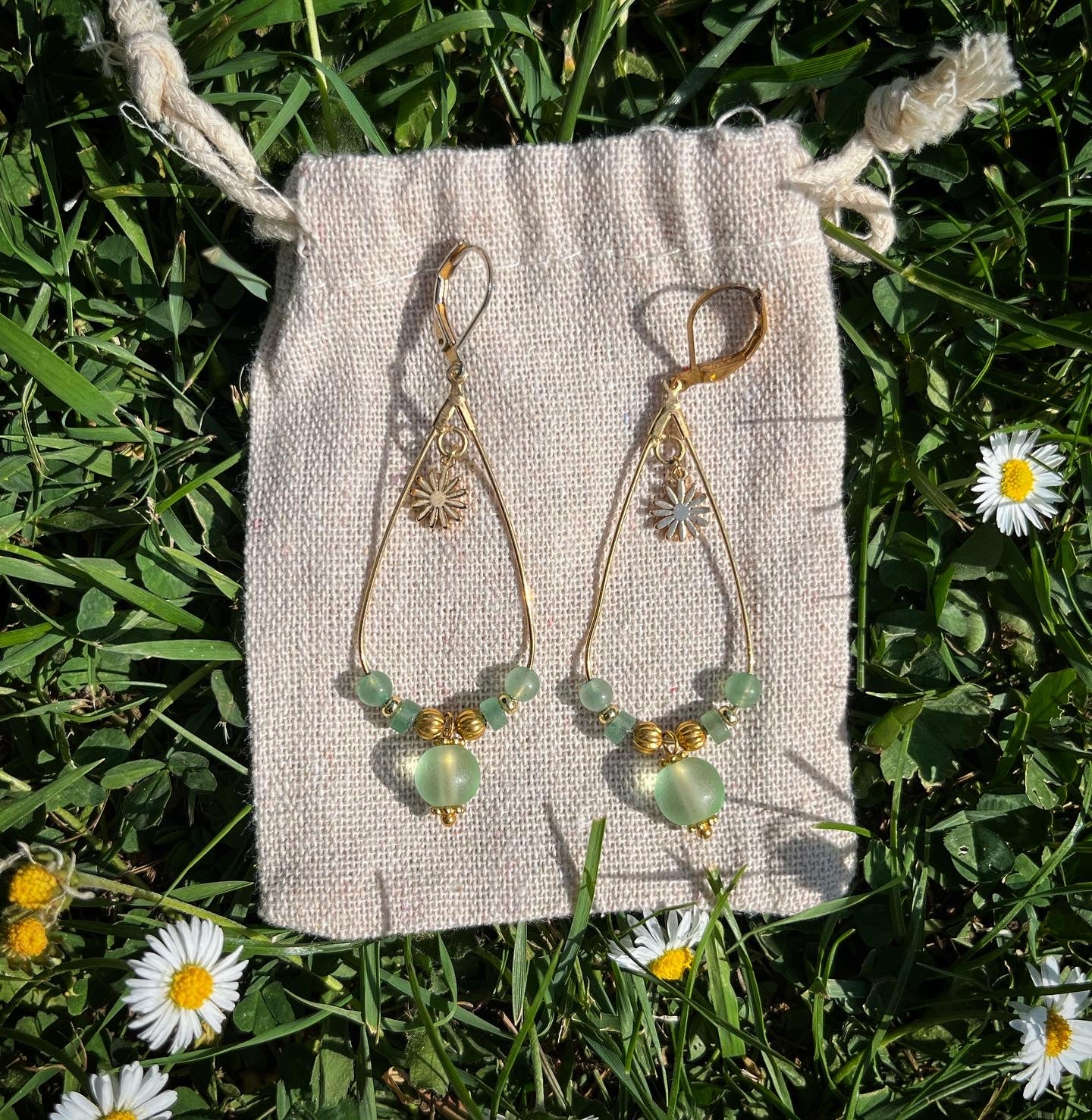 boucles d’oreilles larmes d’Aphrodite en aventurine/pâquerette 🌼💚.