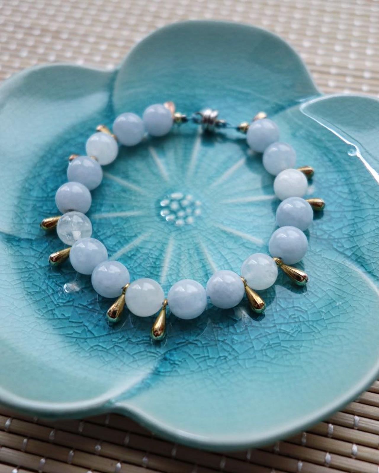 Bracelet féminin sur mesure 🌸 : aigue-marine 💙 et de pierre de lune 🤍