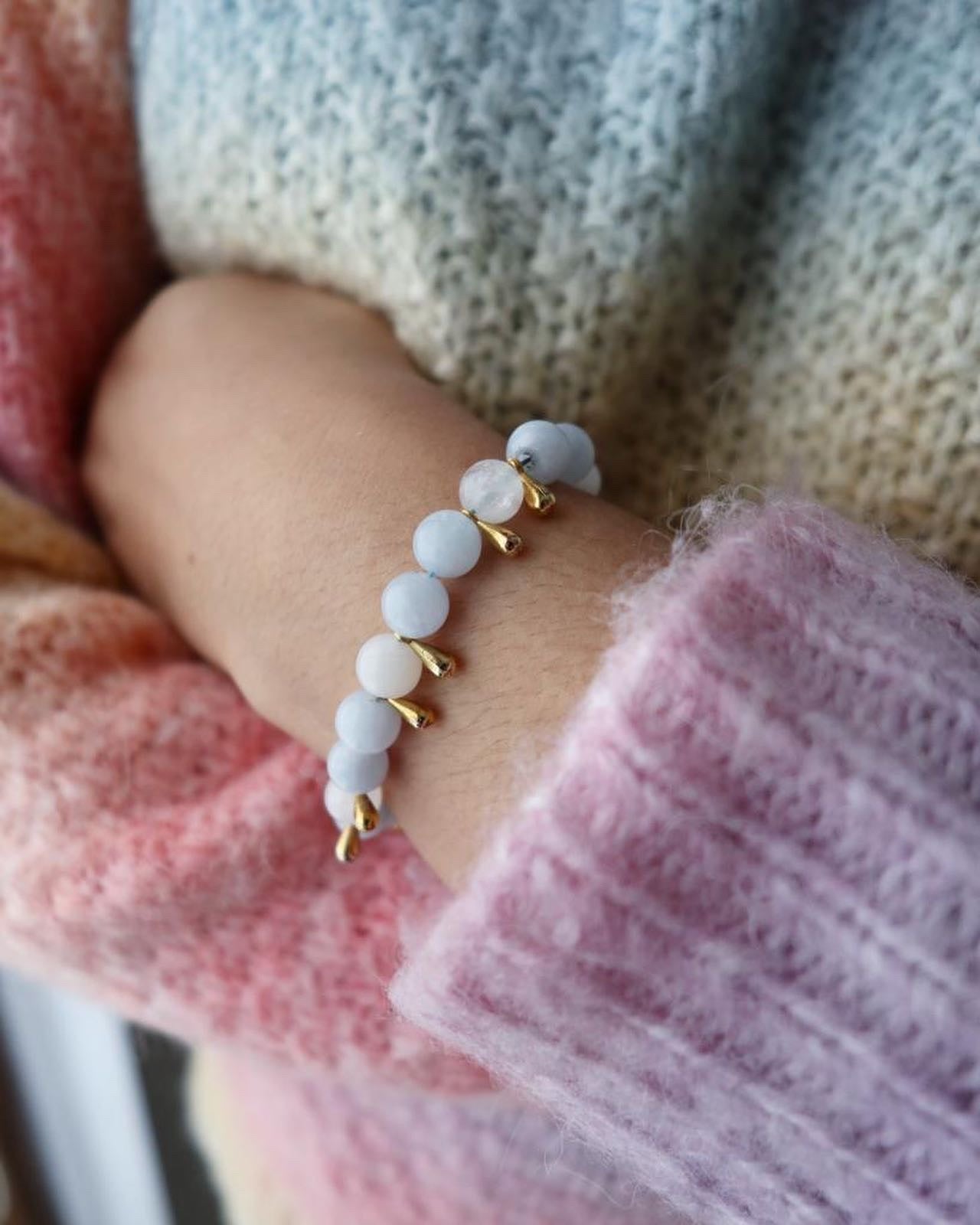 Bracelet féminin sur mesure 🌸 : aigue-marine 💙 et de pierre de lune 🤍