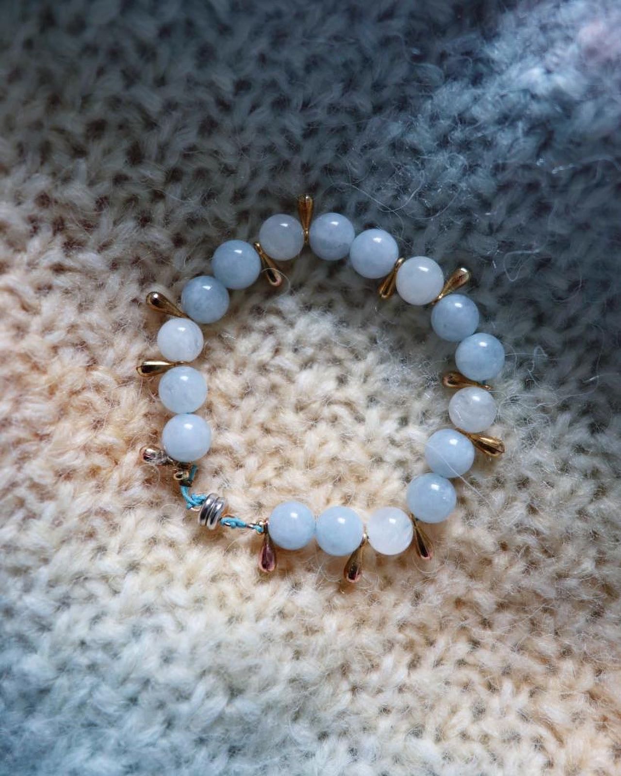 Bracelet féminin sur mesure 🌸 : aigue-marine 💙 et de pierre de lune 🤍