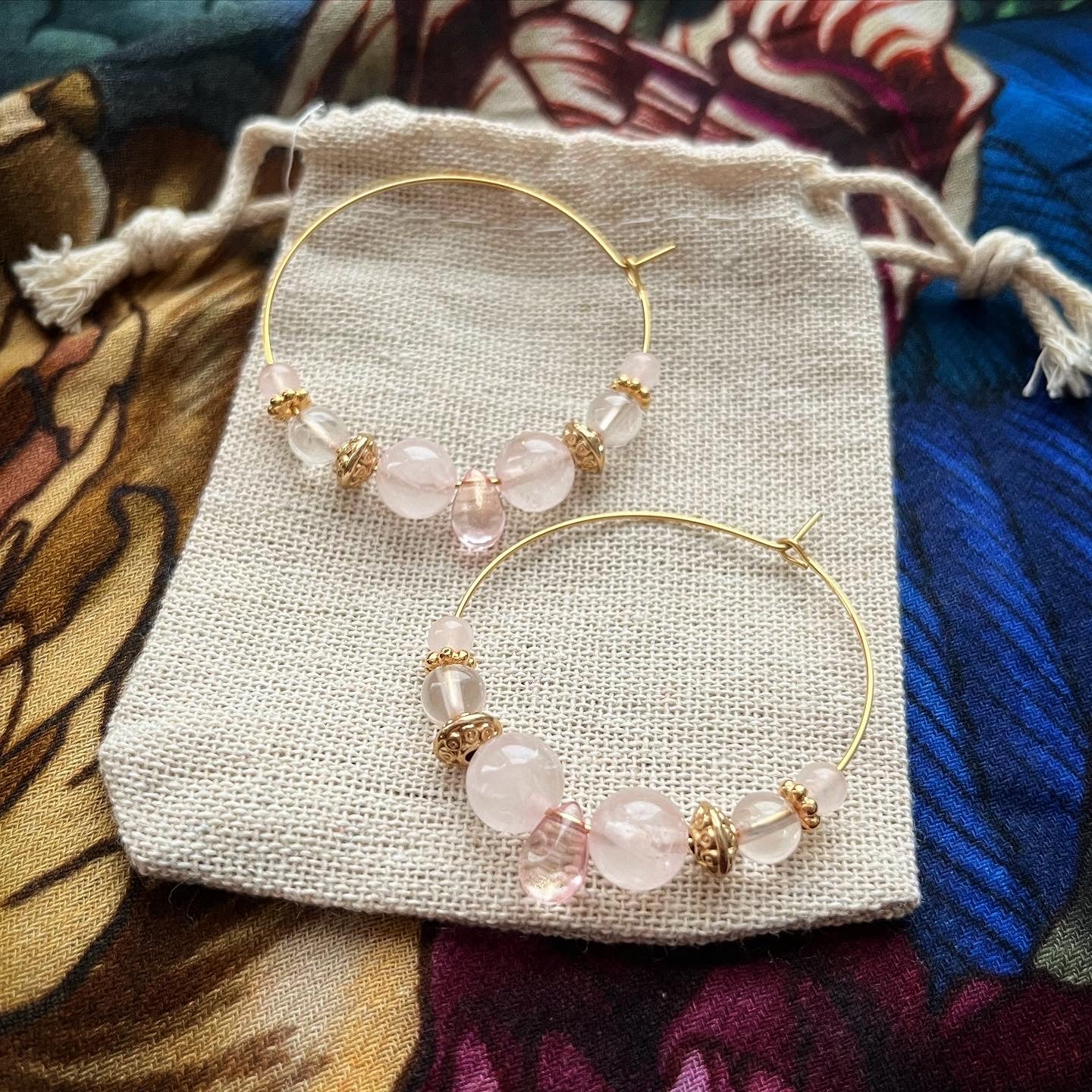 Boucles d’oreilles : belles des îles en quartz rose 🌺💗