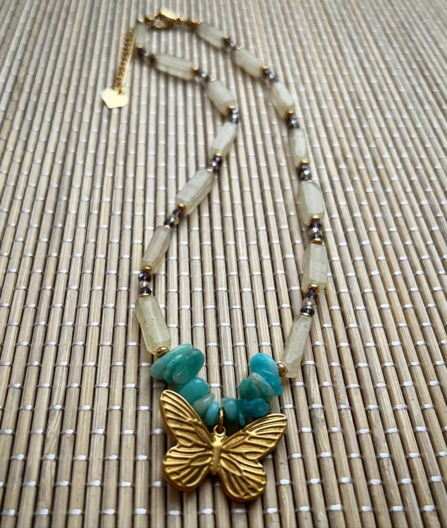 collier talisman 🧿 : papillon en jade teinté jaune et amazonite 🦋💛