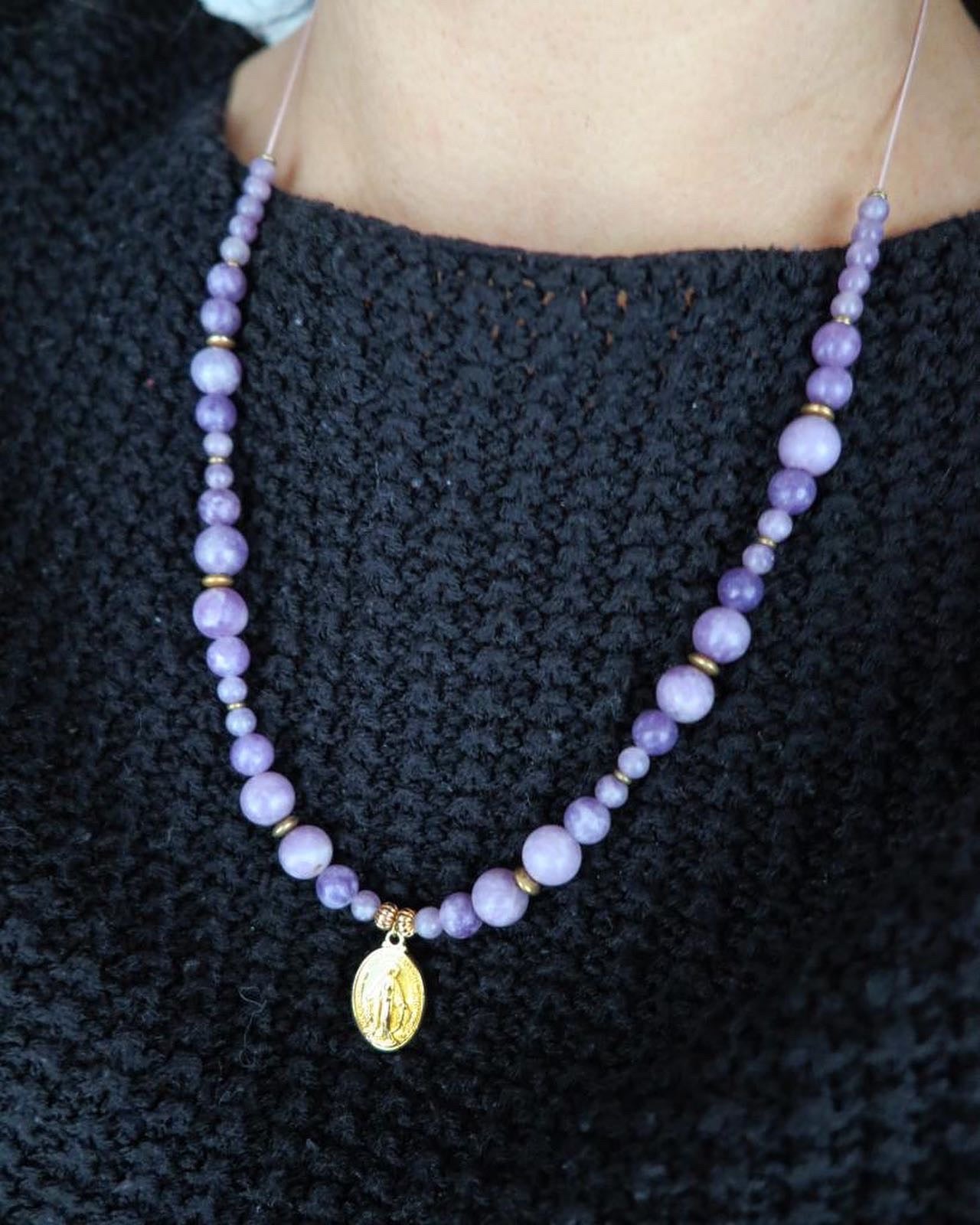 collier talisman 🧿 : vierge Marie lépidolite