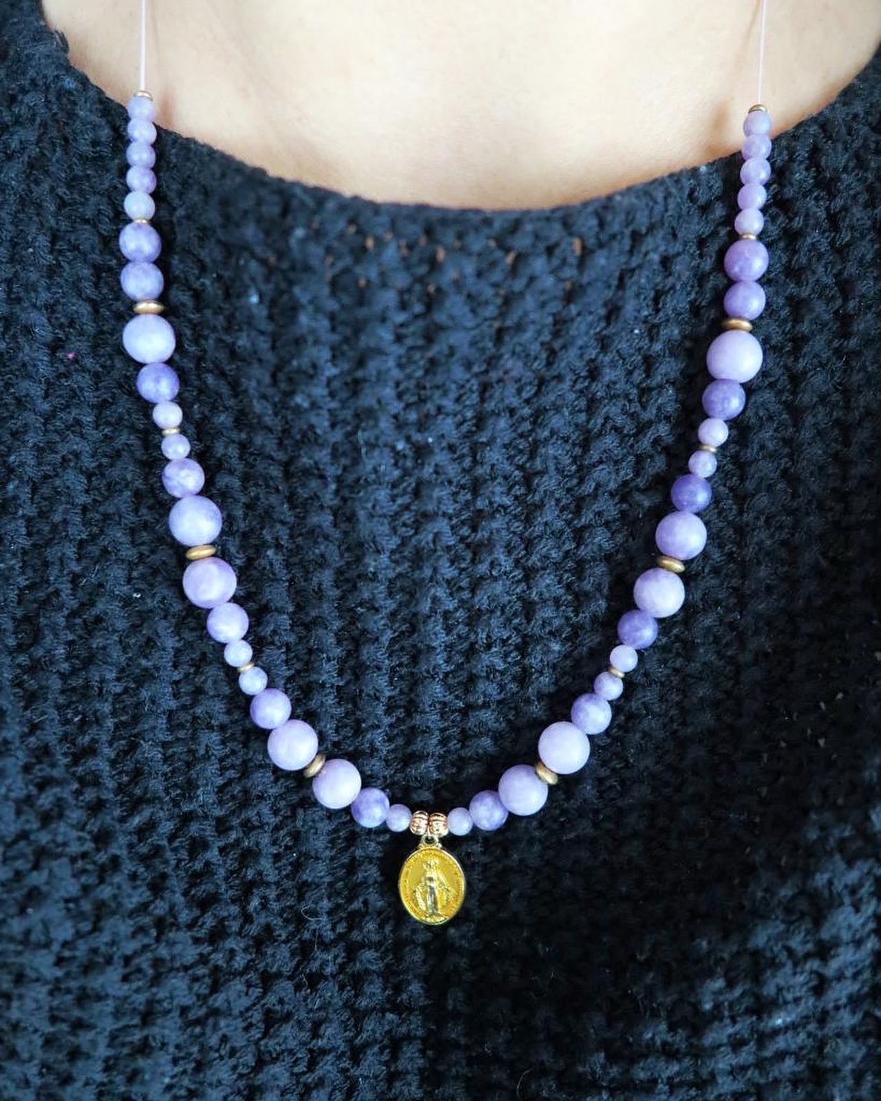 collier talisman 🧿 : vierge Marie lépidolite