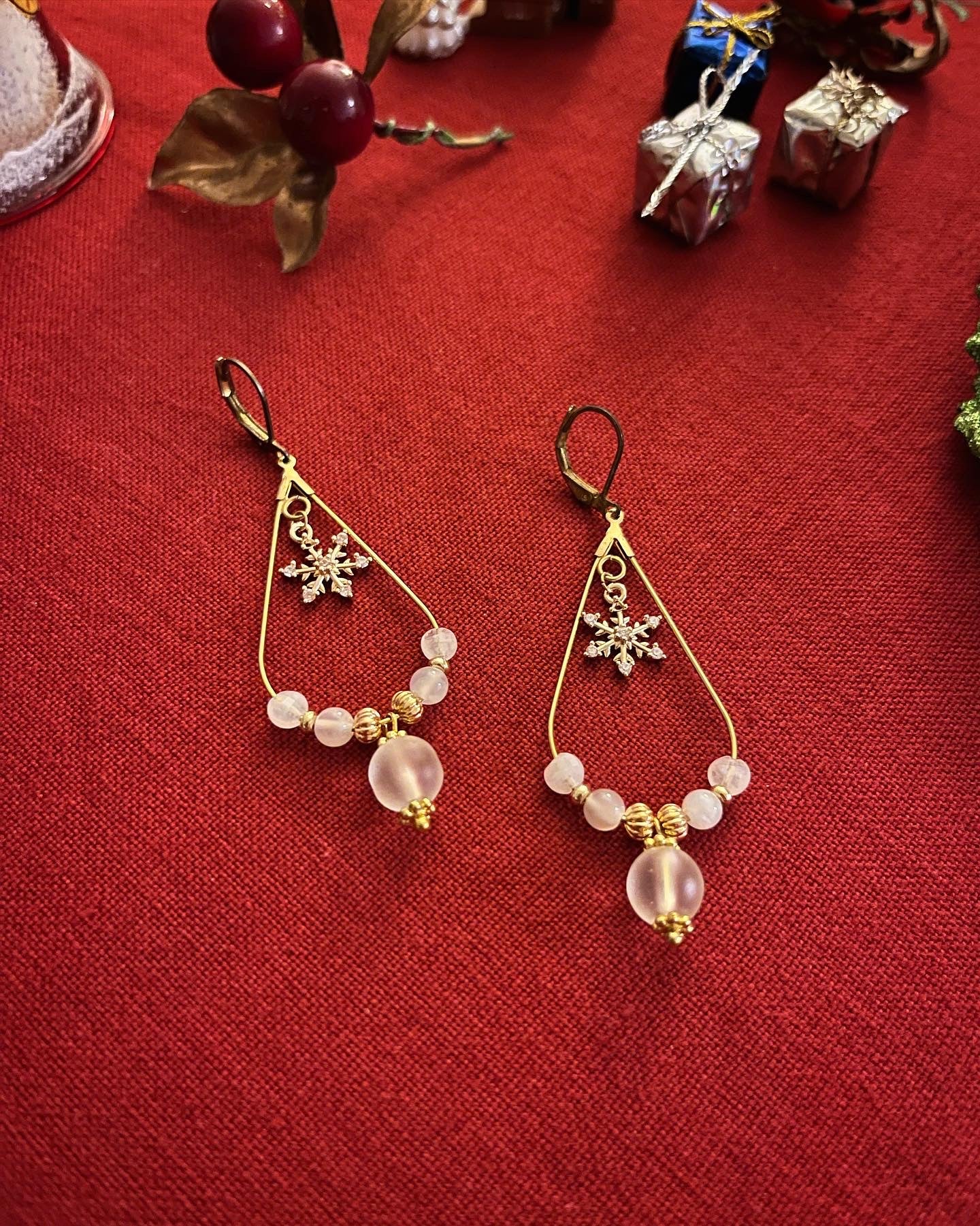 Boucles d’oreilles larmes d’Aphrodite en pierre de lune et flocon ❄️🤍