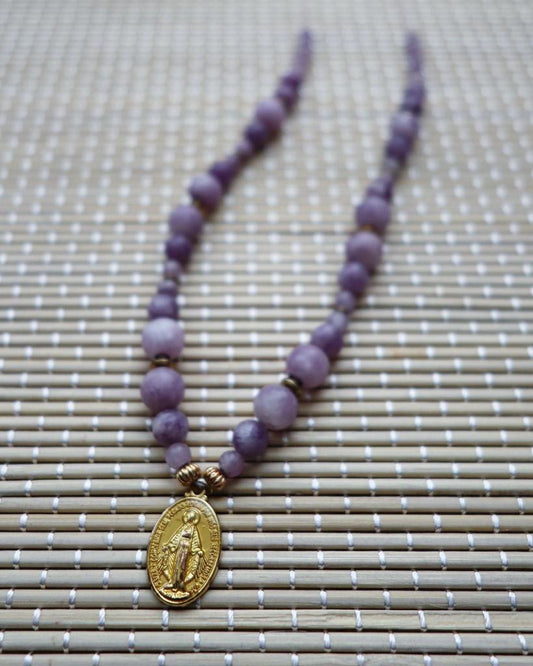 collier talisman 🧿 : vierge Marie lépidolite