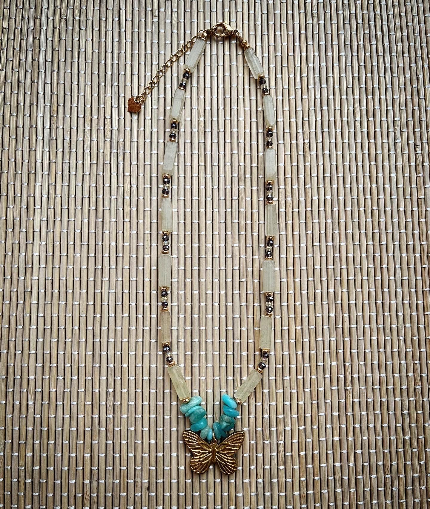 collier talisman 🧿 : papillon en jade teinté jaune et amazonite 🦋💛