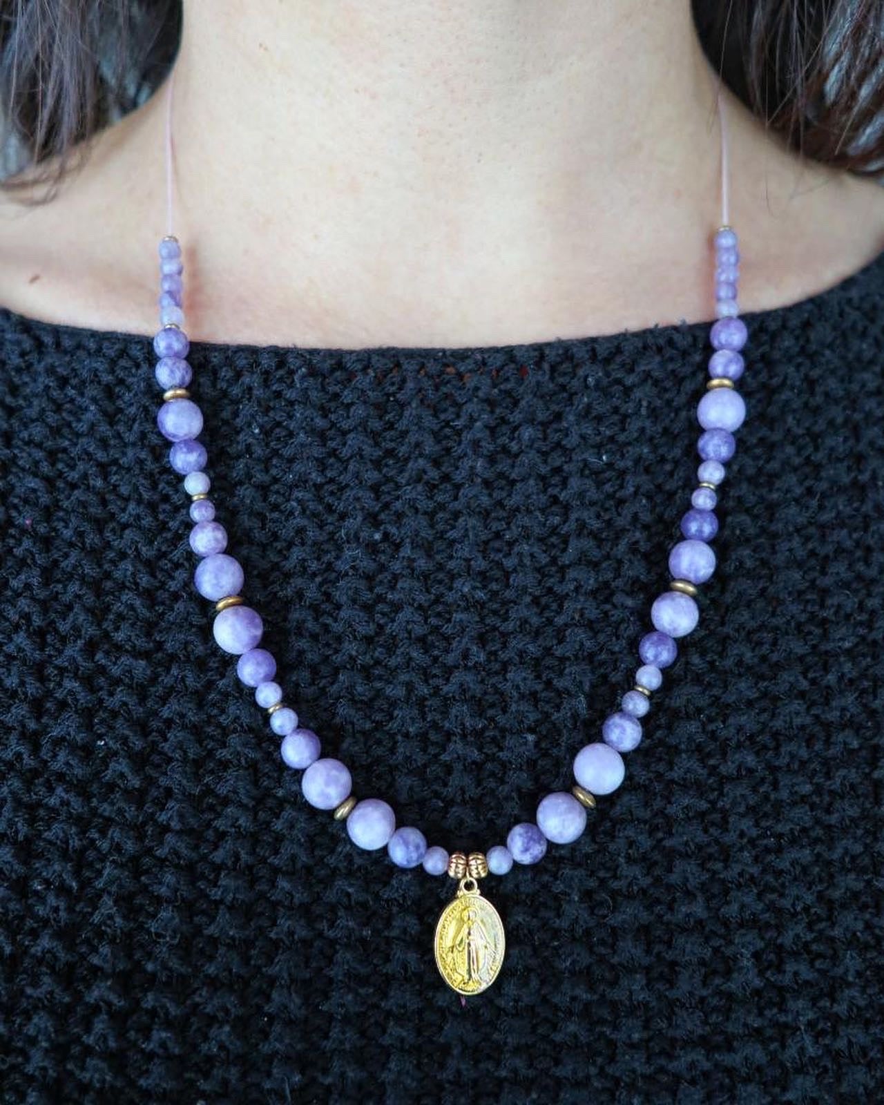 collier talisman 🧿 : vierge Marie lépidolite