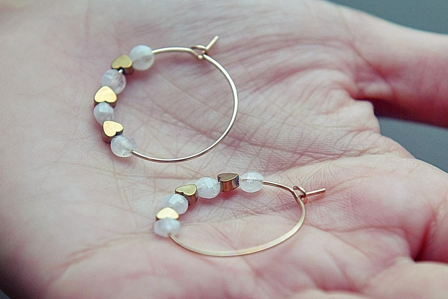 Boucles d'oreilles : Belles des îles version petite en pierre de lune 🌺🤍