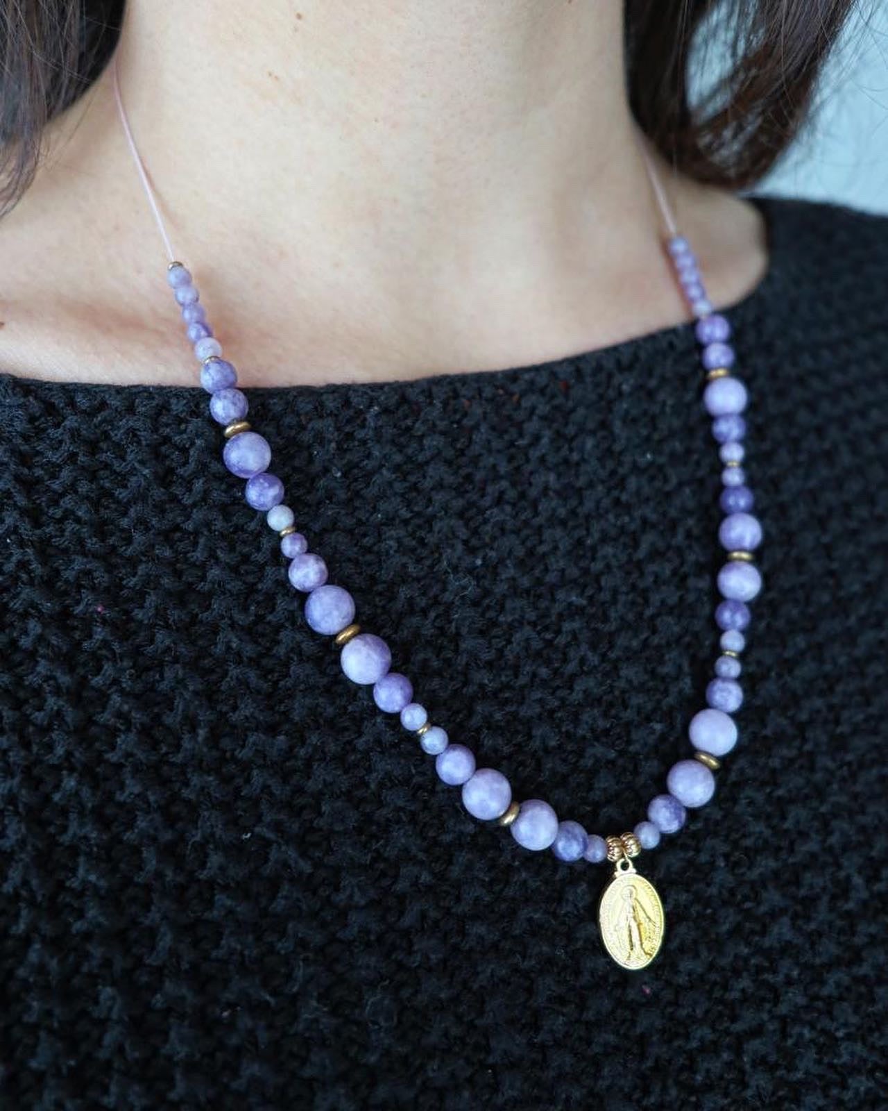 collier talisman 🧿 : vierge Marie lépidolite