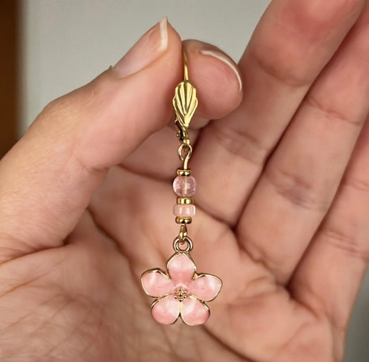 Boucles d’oreilles fleurs de printemps en quartz rose et nacre rose 🌼💗