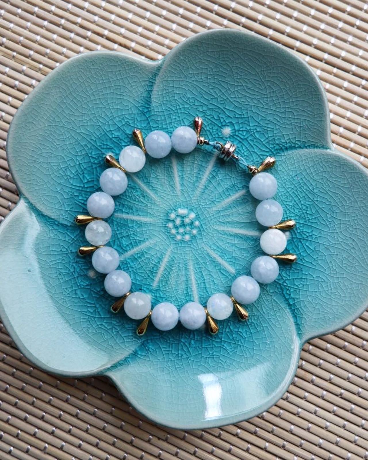 Bracelet féminin sur mesure 🌸 : aigue-marine 💙 et de pierre de lune 🤍