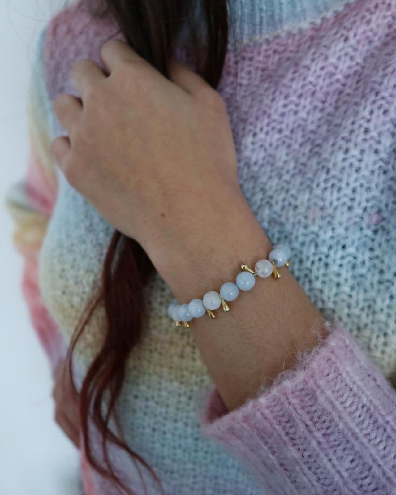 Bracelet féminin sur mesure 🌸 : aigue-marine 💙 et de pierre de lune 🤍