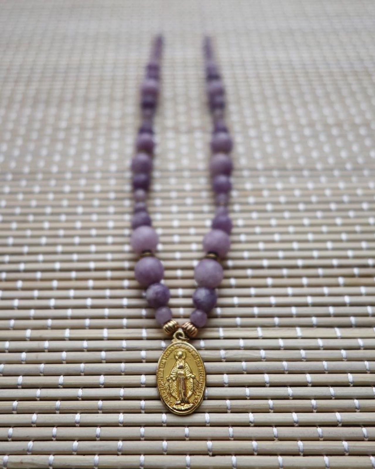 collier talisman 🧿 : vierge Marie lépidolite